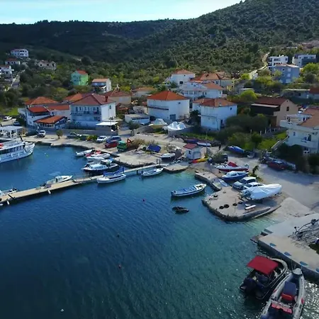 Pensión Stana - Beachfront With Sea View & Free Parking Vinišće