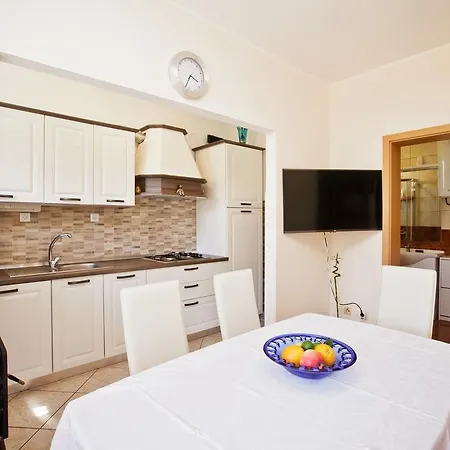 Stana - Beachfront With Sea View & Free Parking