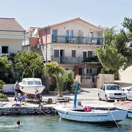 Pensión Stana - Beachfront With Sea View & Free Parking Vinišće