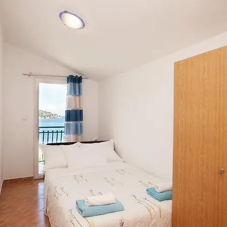 Stana - Beachfront With Sea View & Free Parking