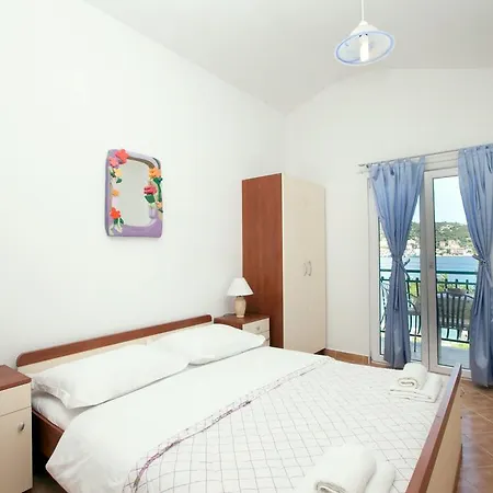 Stana - Beachfront With Sea View & Free Parking Vinišće
